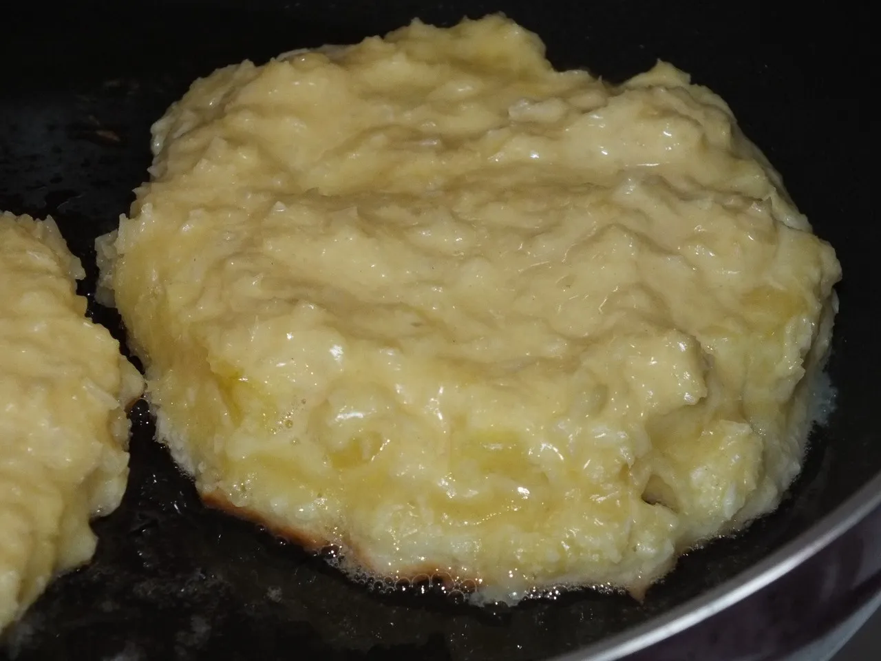 Świeży ananas smażony w kokosowym cieście