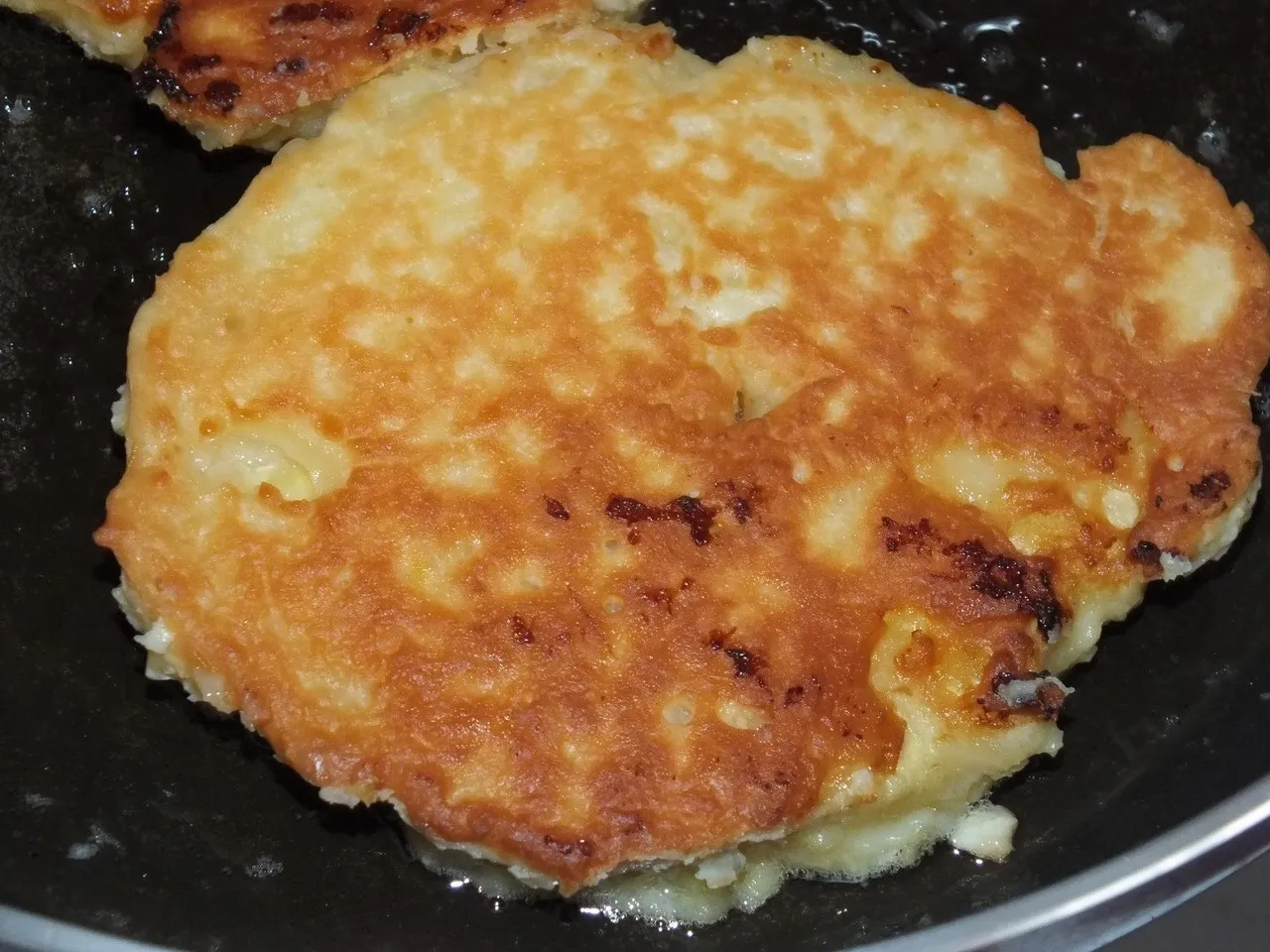 Świeży ananas smażony w kokosowym cieście
