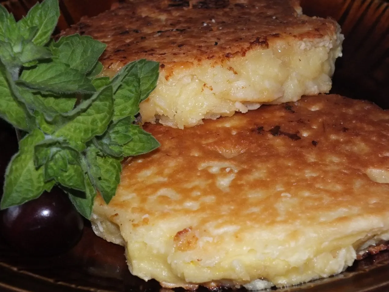 Świeży ananas smażony w kokosowym cieście