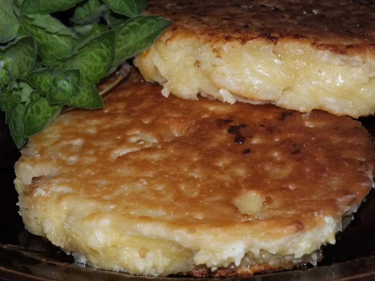 Świeży ananas smażony w kokosowym cieście