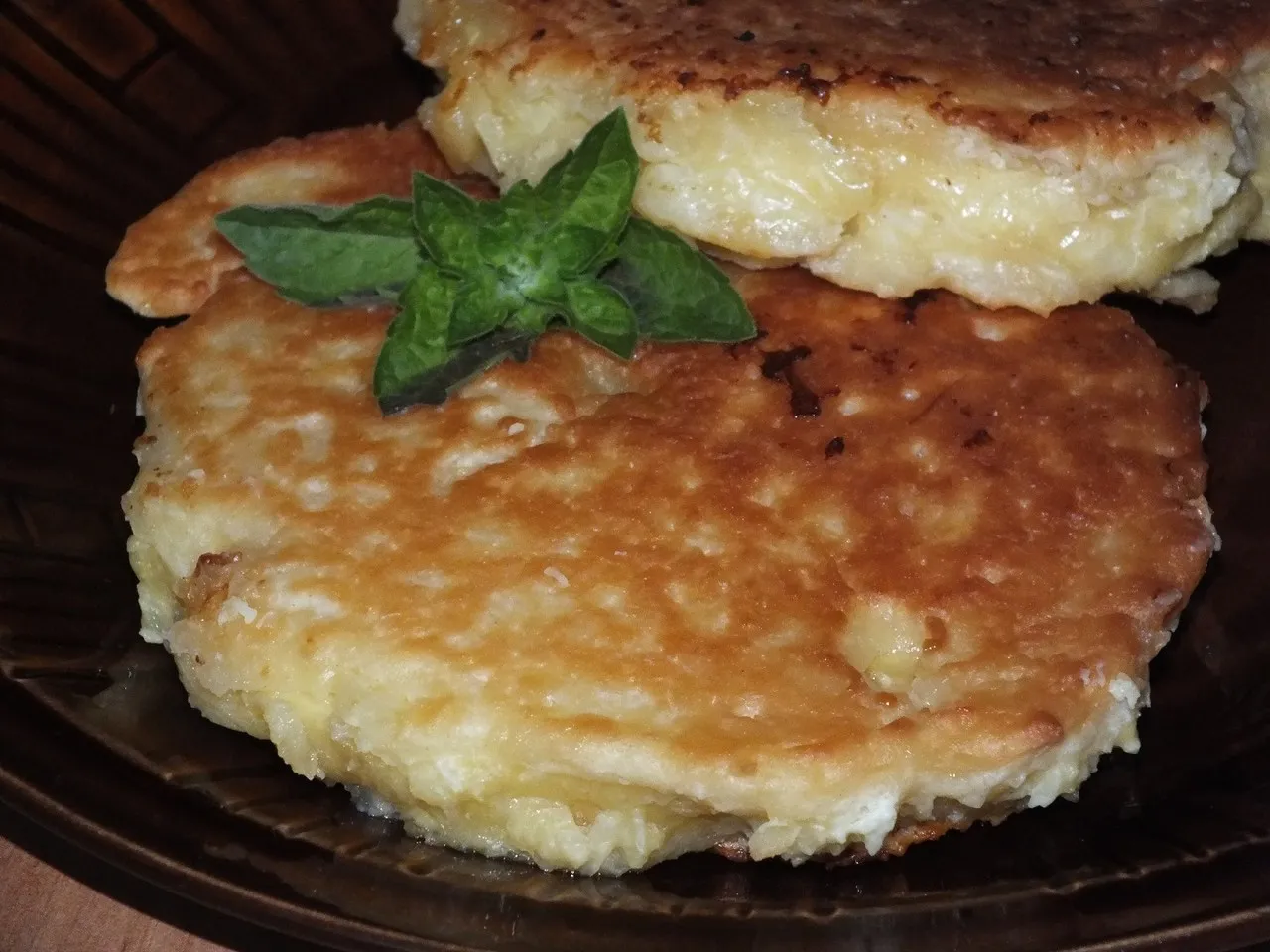 Świeży ananas smażony w kokosowym cieście