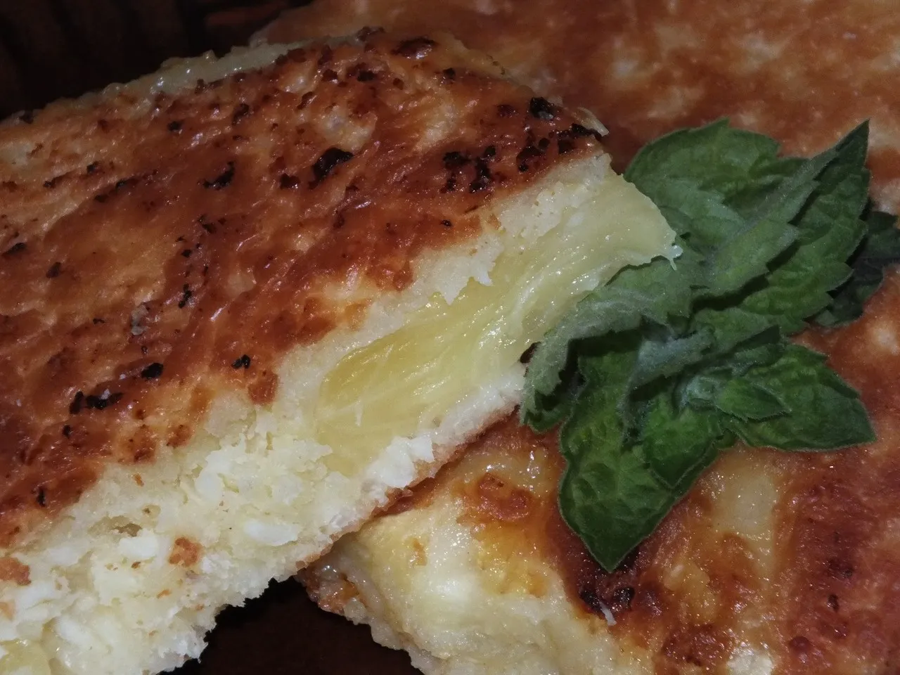 Świeży ananas smażony w kokosowym cieście
