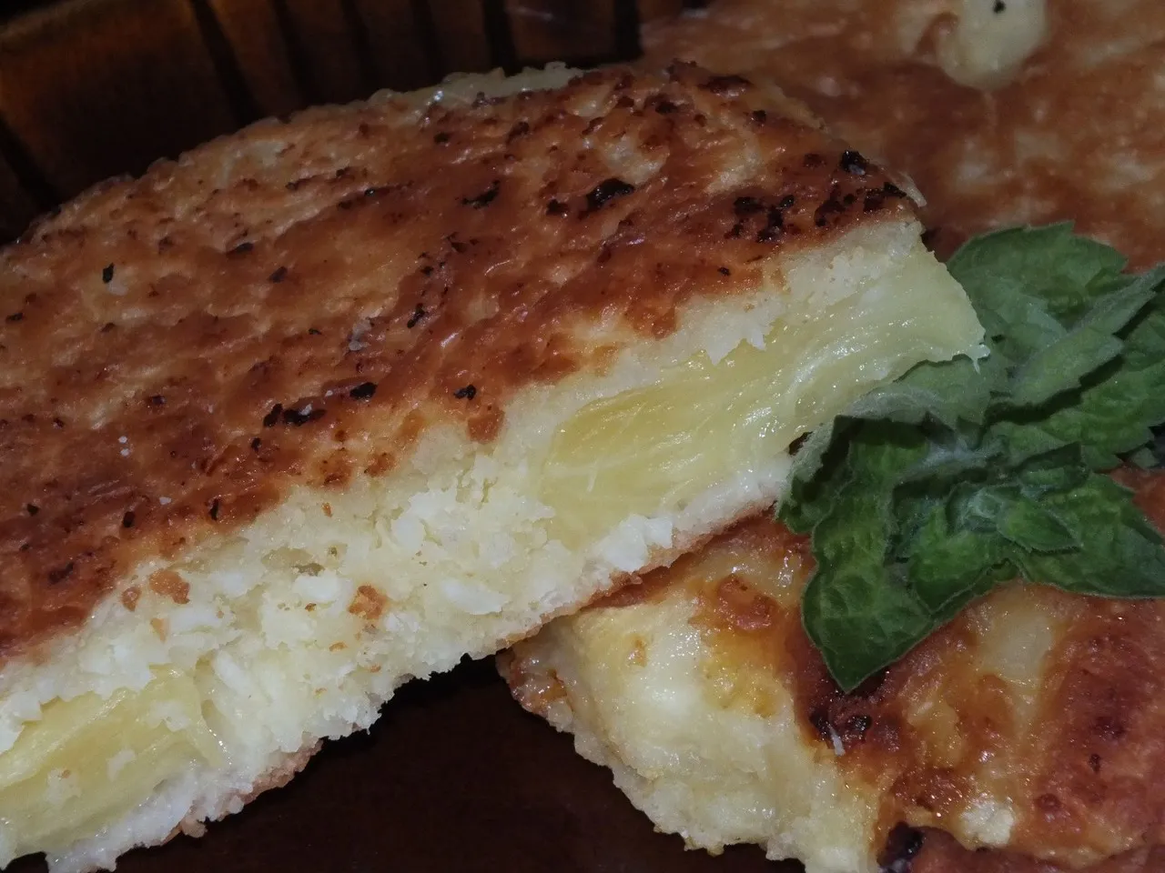 Świeży ananas smażony w kokosowym cieście