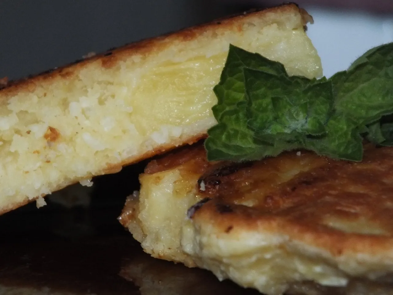 Świeży ananas smażony w kokosowym cieście