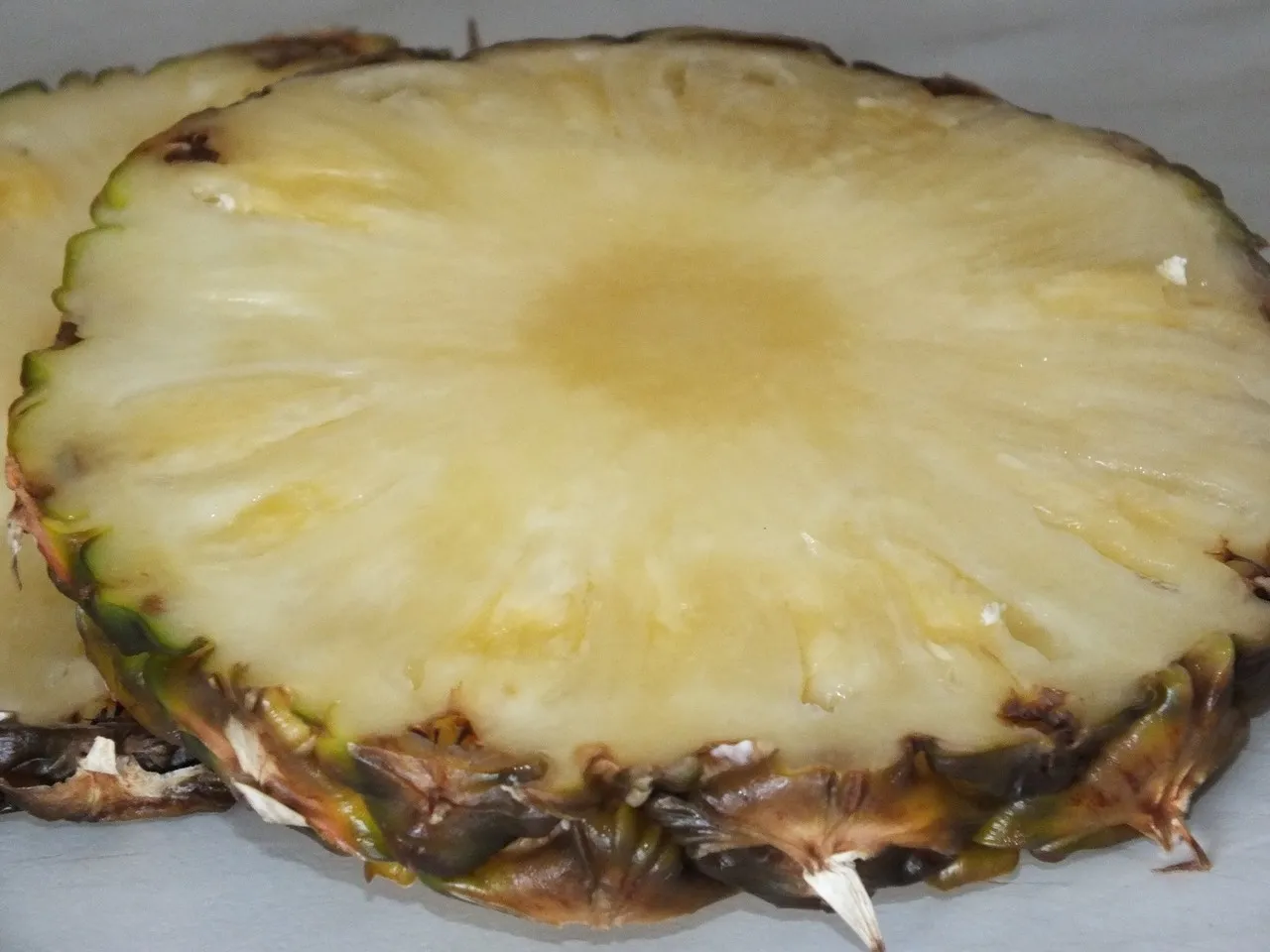 Świeży ananas smażony w kokosowym cieście