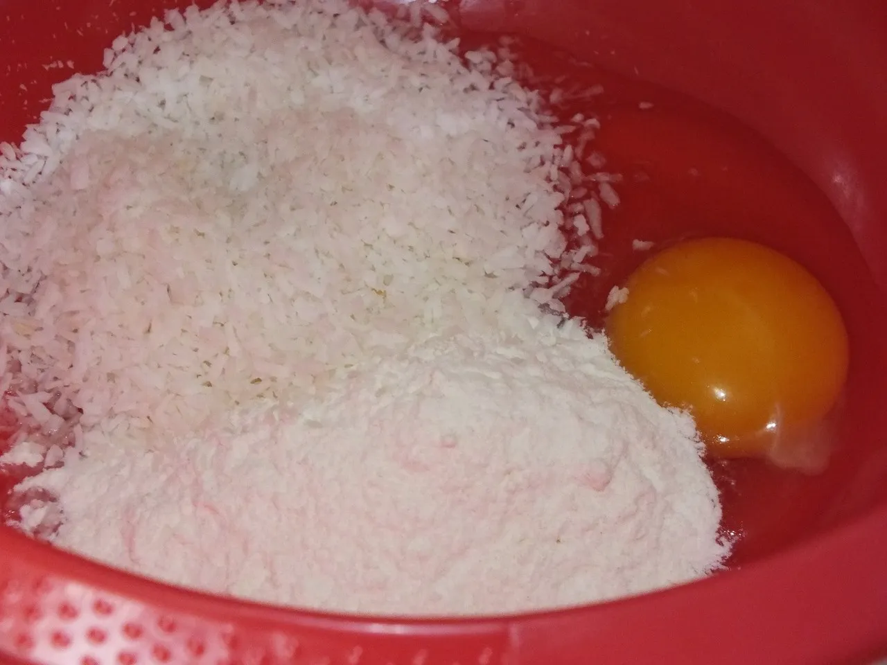 Świeży ananas smażony w kokosowym cieście