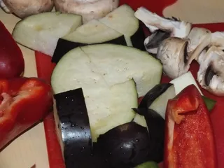 Kolorowe szaszłyki z bakłażanem i pieczarkami - 3