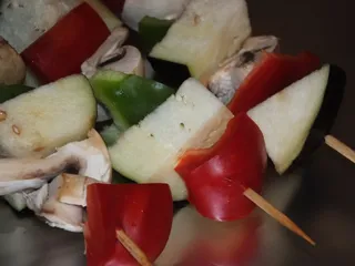 Kolorowe szaszłyki z bakłażanem i pieczarkami - 8