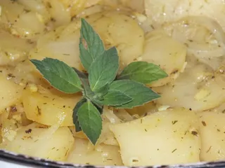 Ziemniaki pieczone z zielonym ogórkiem - 2