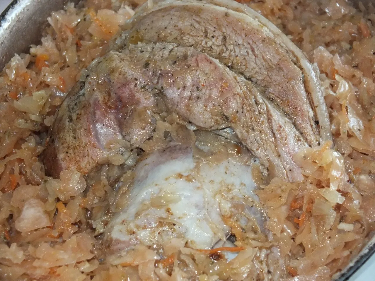 Golonka pieczona w kapuście kiszonej