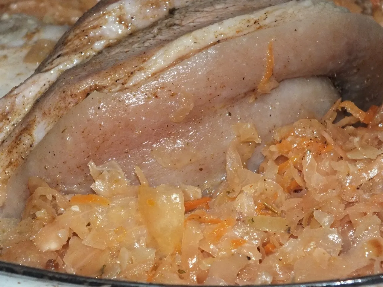 Golonka pieczona w kapuście kiszonej