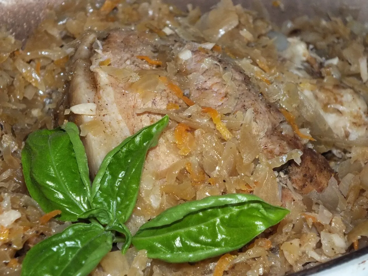Golonka pieczona w kapuście kiszonej