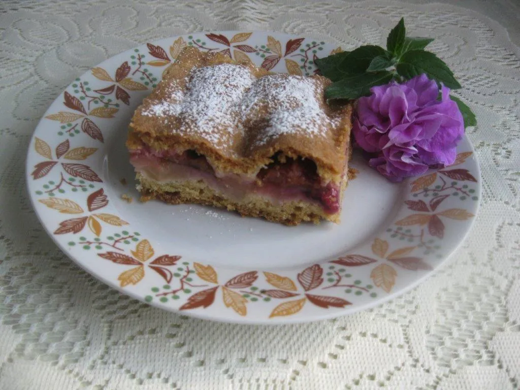 Kruche ciasto ze śliwkami i jabłkami