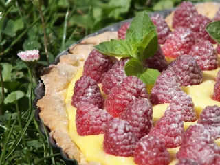 Tarta z pyszną budyniową masą i malinami - 1