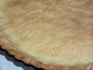 Tarta z pyszną budyniową masą i malinami - 11