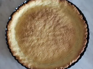 Tarta z pyszną budyniową masą i malinami - 12