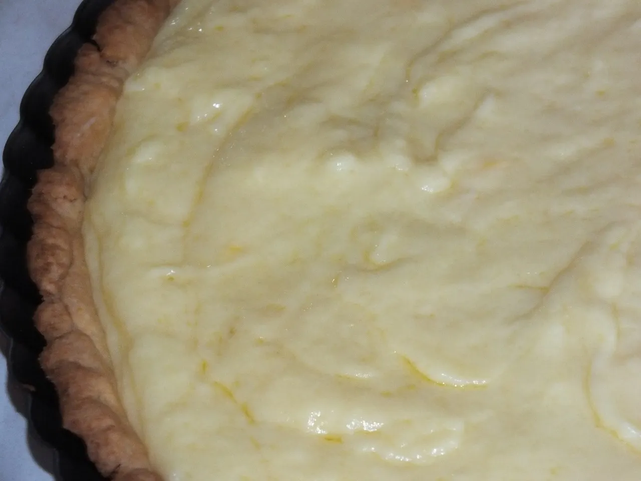 Tarta z pyszną budyniową masą i malinami