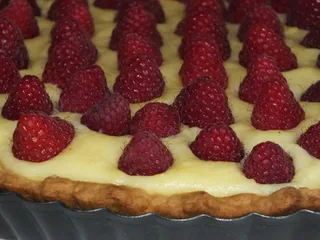 Tarta z pyszną budyniową masą i malinami - 15