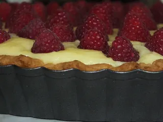 Tarta z pyszną budyniową masą i malinami - 16