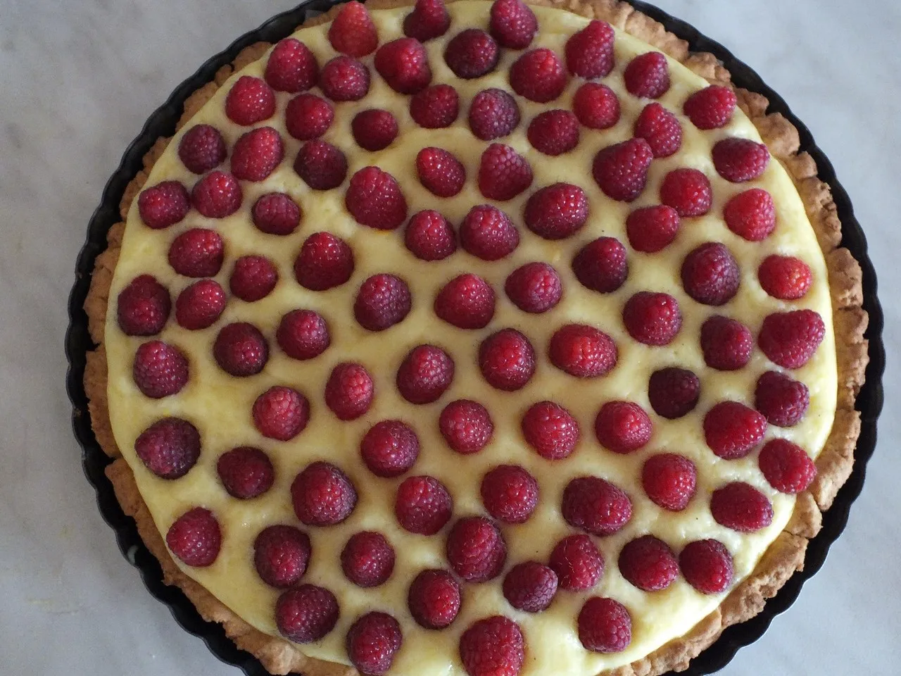 Tarta z pyszną budyniową masą i malinami