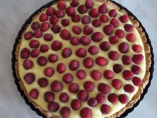 Tarta z pyszną budyniową masą i malinami - 17