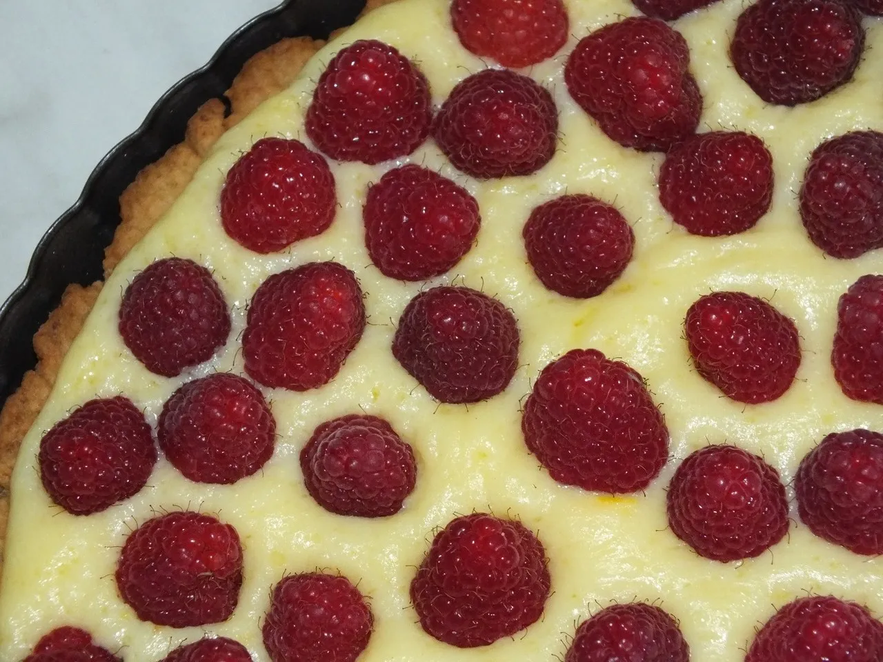 Tarta z pyszną budyniową masą i malinami