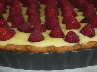Tarta z pyszną budyniową masą i malinami - 19