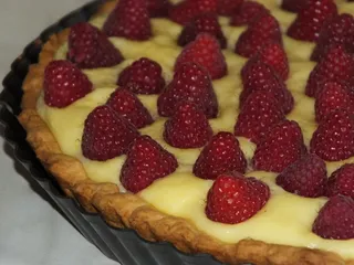 Tarta z pyszną budyniową masą i malinami - 20