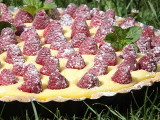 Tarta z pyszną budyniową masą i malinami - 3