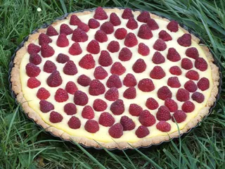 Tarta z pyszną budyniową masą i malinami - 21