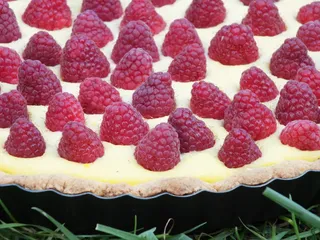 Tarta z pyszną budyniową masą i malinami - 22