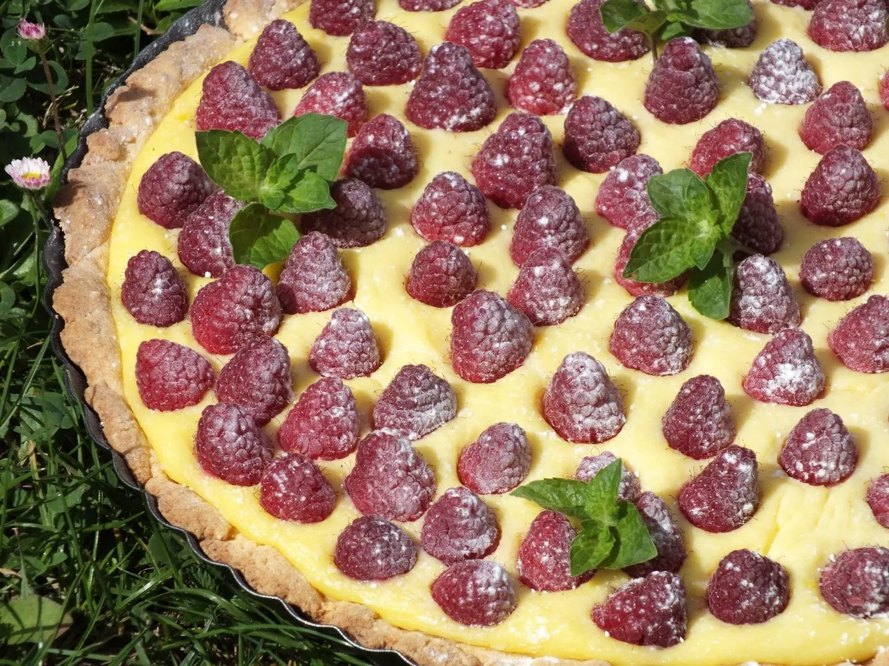 Tarta z pyszną budyniową masą i malinami