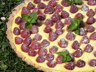 Tarta z pyszną budyniową masą i malinami - 23