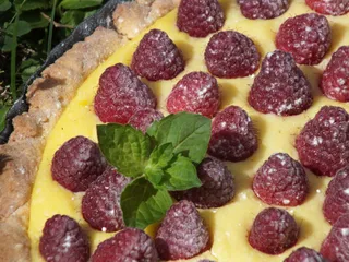 Tarta z pyszną budyniową masą i malinami - 24