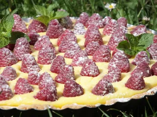 Tarta z pyszną budyniową masą i malinami - 25