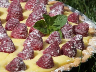 Tarta z pyszną budyniową masą i malinami - 26