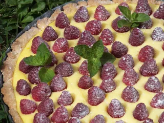 Tarta z pyszną budyniową masą i malinami - 27