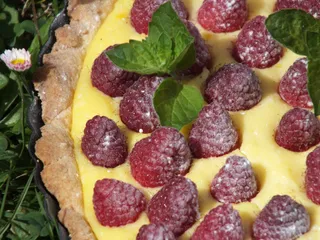 Tarta z pyszną budyniową masą i malinami - 28