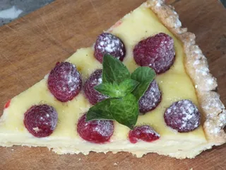 Tarta z pyszną budyniową masą i malinami - 29