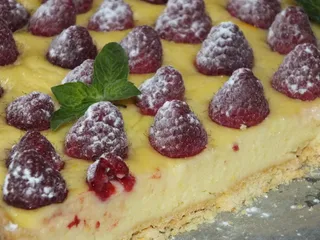 Tarta z pyszną budyniową masą i malinami - 30