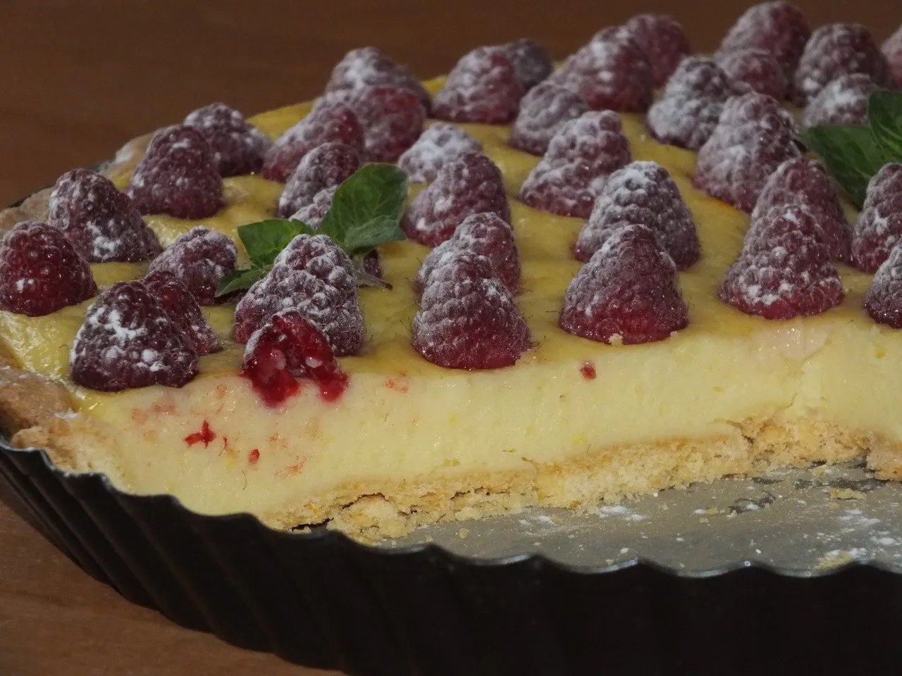 Tarta z pyszną budyniową masą i malinami