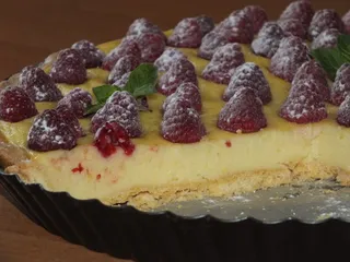 Tarta z pyszną budyniową masą i malinami - 4