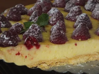 Tarta z pyszną budyniową masą i malinami - 31