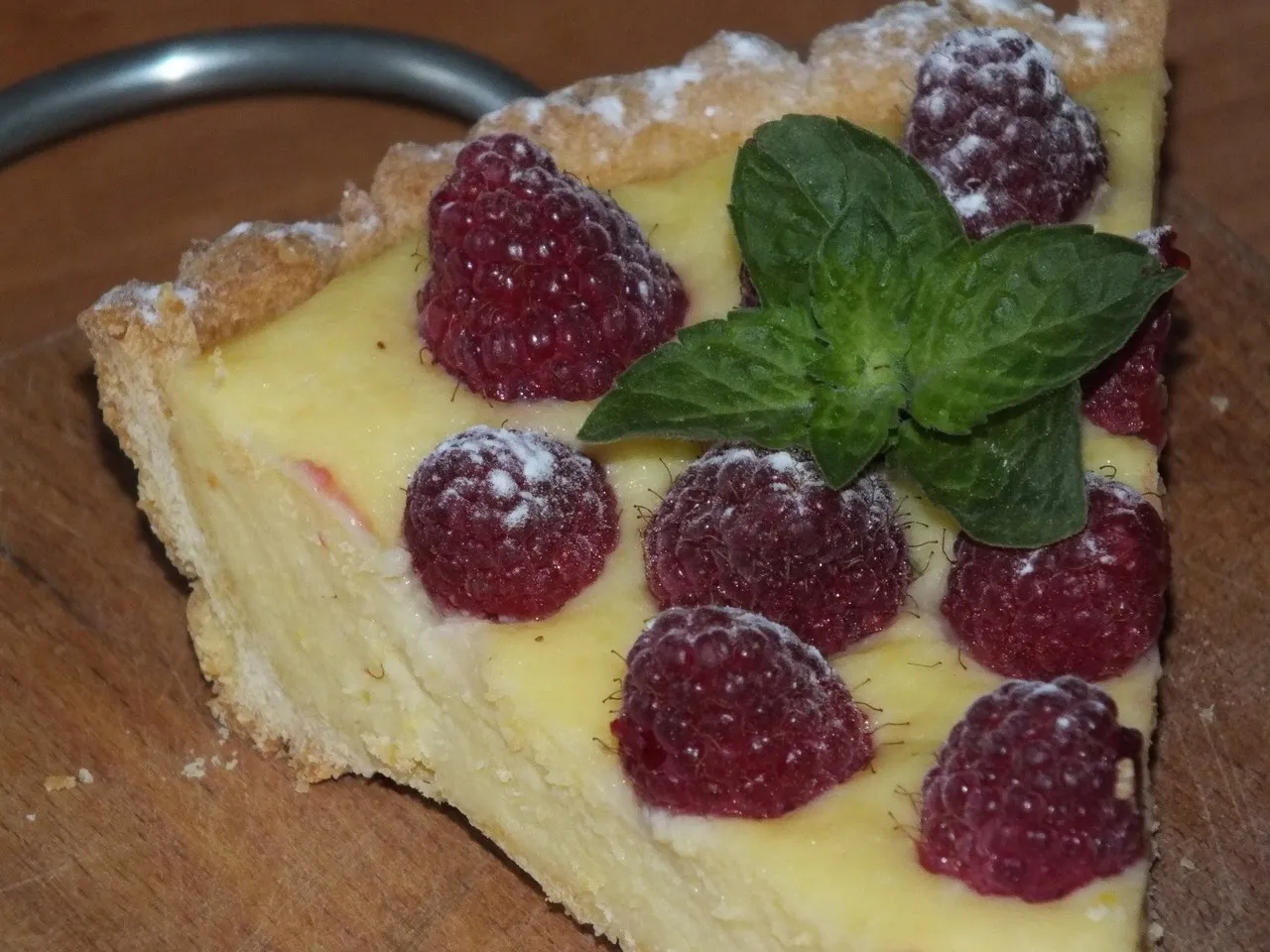 Tarta z pyszną budyniową masą i malinami