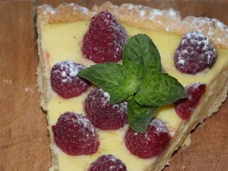 Tarta z pyszną budyniową masą i malinami - 5