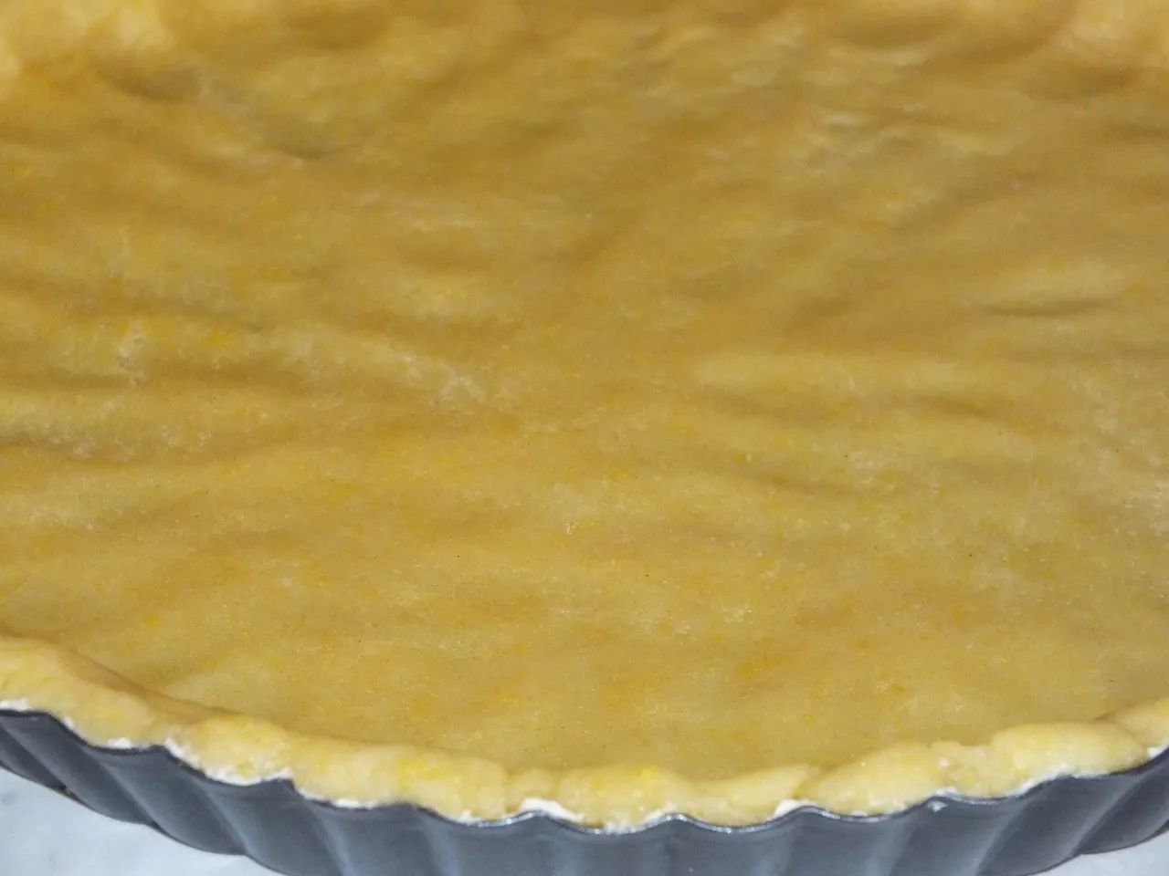 Tarta z pyszną budyniową masą i malinami