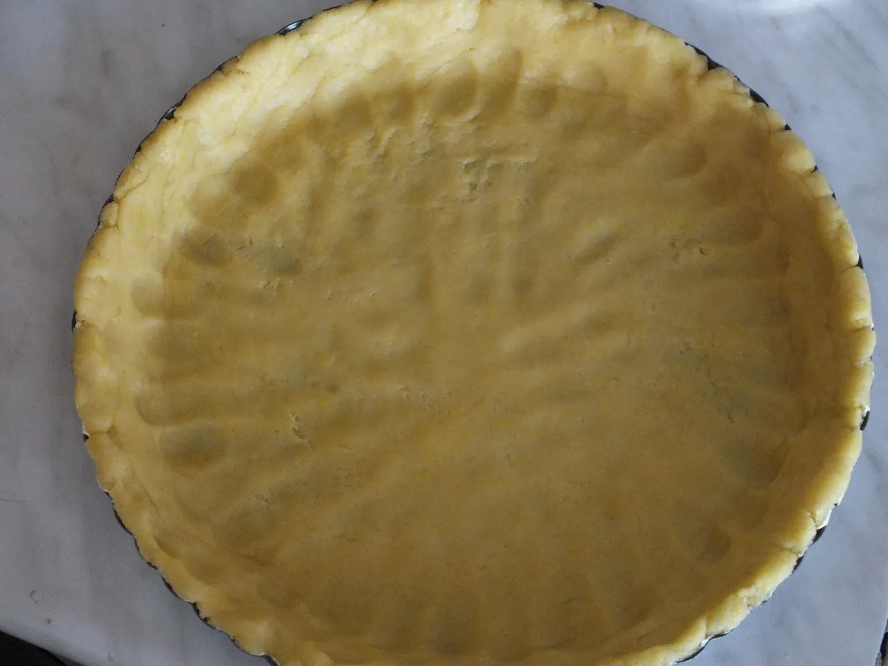 Tarta z pyszną budyniową masą i malinami