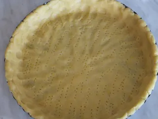 Tarta z pyszną budyniową masą i malinami - 10