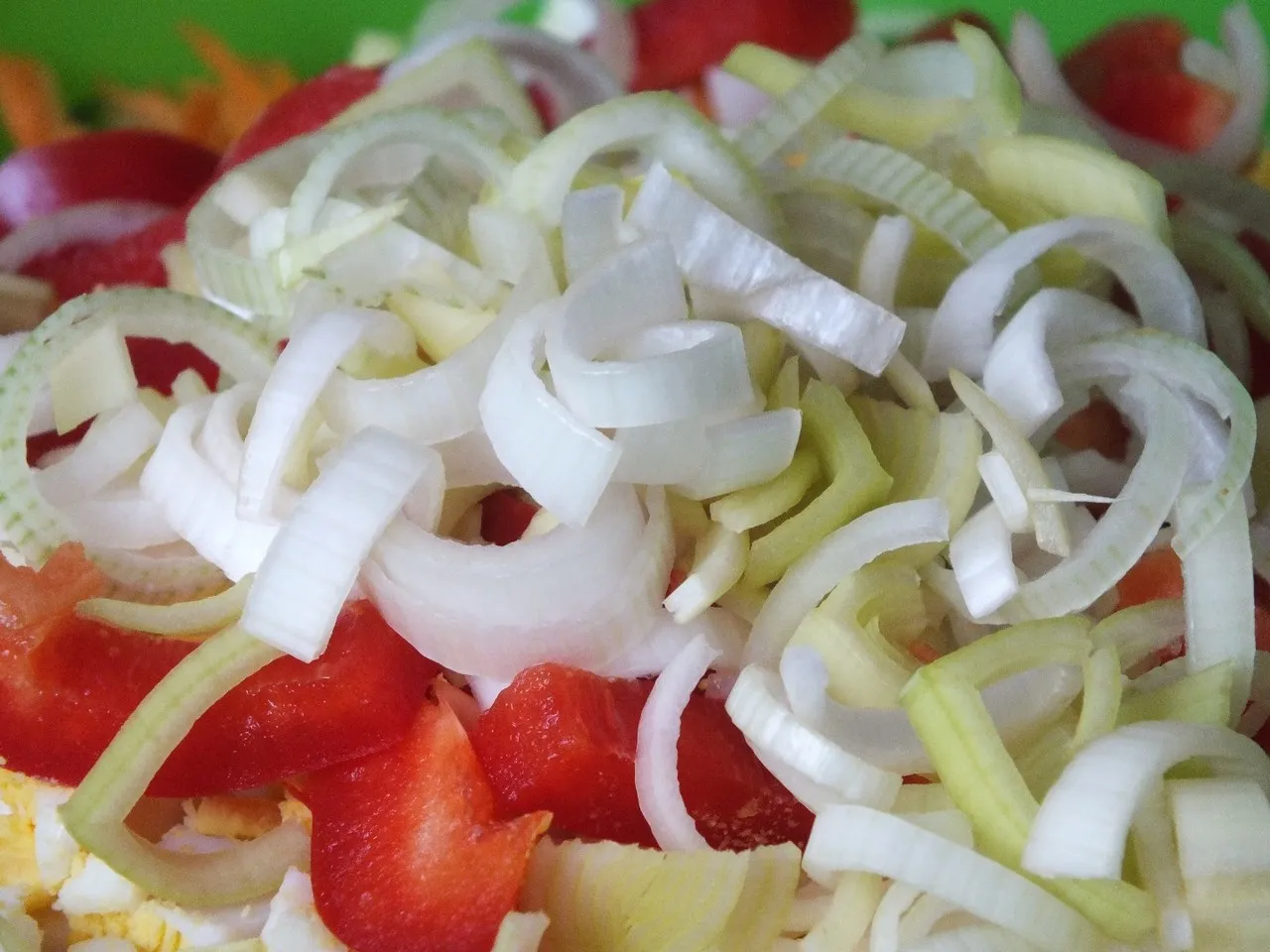 Sałatka z kapusty pekińskiej i sera mozzarella do grilla