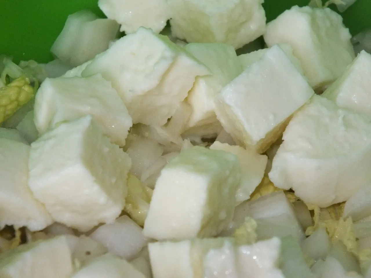 Sałatka z kapusty pekińskiej i sera mozzarella do grilla